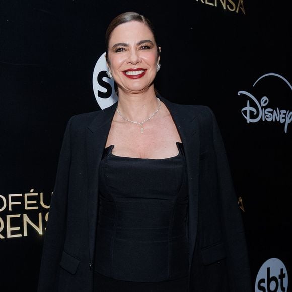 Para arrematar o visual de Luciana, jogou um blazer preto nos ombros e usou uma sandália de tiras finas. O cabelo estava preso em um coque elegante e a maquiagem trazia um batom escuro marcante