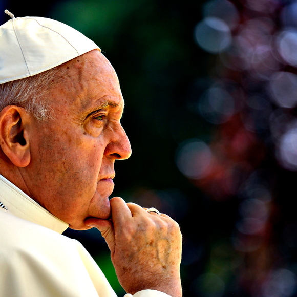 Água benta, ‘sigilos do cardeal camerlengo’ e mais: por dentro da cerimônia secreta do sepultamento de Papa Francisco