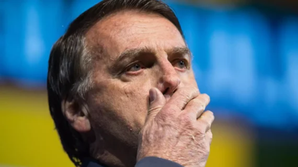 Jair Bolsonaro tem traumatismo craniano após crise na cadeia e Michelle Bolsonaro desabafa: ‘Meu amor não está bem’