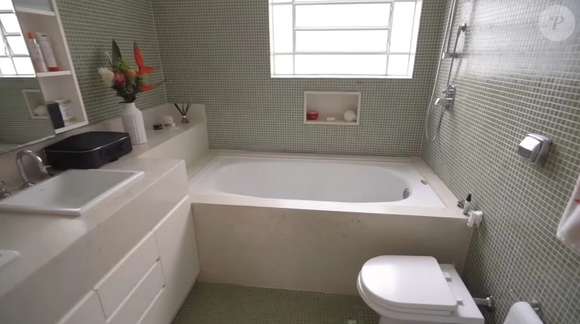 Apartamento de Juliano Floss e Marina Sena tem banheiros grandes em SP