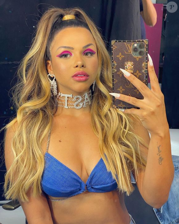 Gabily, de 'A Fazenda 17', exibe penteado meio preso em selfie