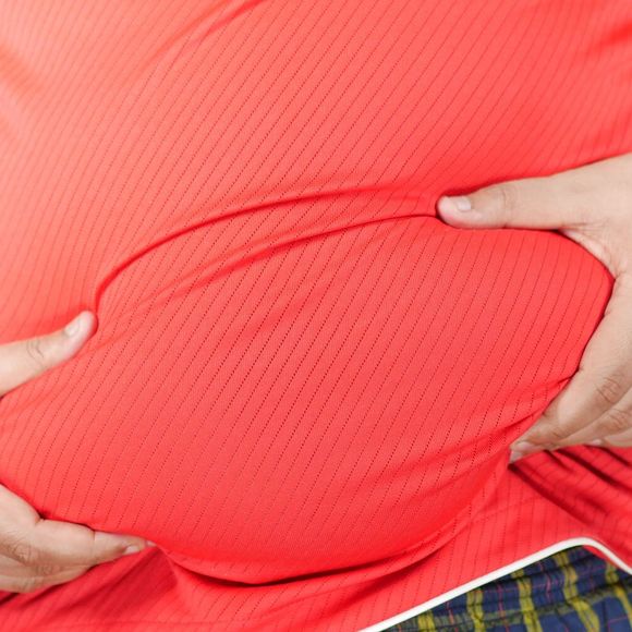 É muito comum a sensação de inchaço após o jantar, especialmente quando comemos muito rápido ou comidas pesadas
