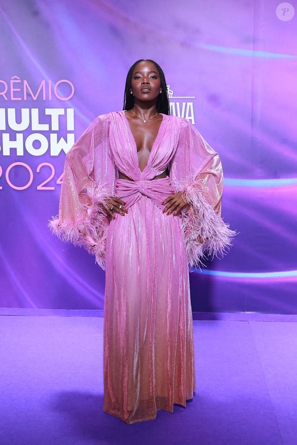 Clara Moneke desfilou belíssima no Prêmio Multishow 2024 com um vestido rosa claro cheio de brilhos e plumas.