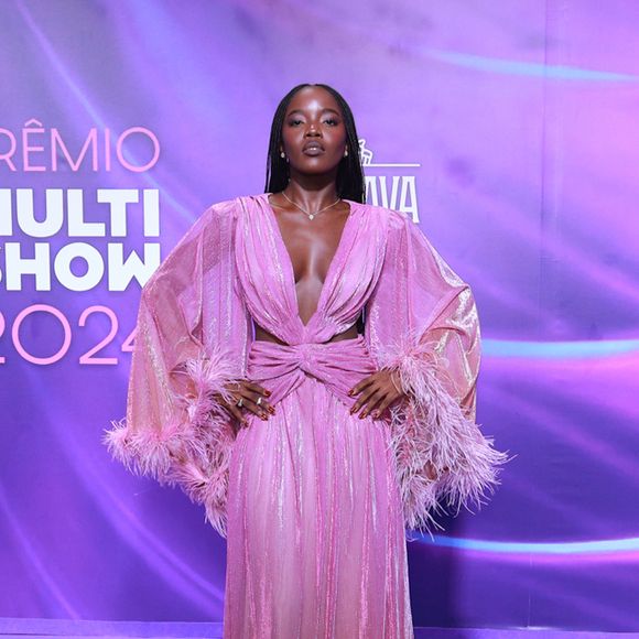 Clara Moneke desfilou belíssima no Prêmio Multishow 2024 com um vestido rosa claro cheio de brilhos e plumas.