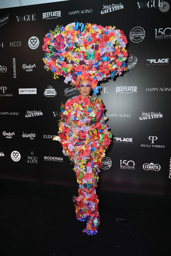 Extravagante, Thaila Ayala foi um próprio jardim, cheio de flores e borboletas no Baile da Vogue 2025