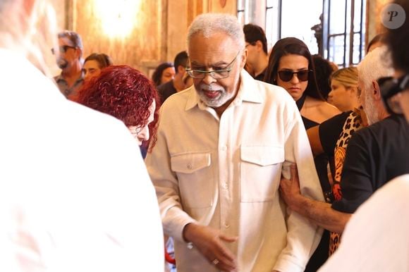 Gilberto Gil estava visivelmente emocionado no velório de Nana Caymmi