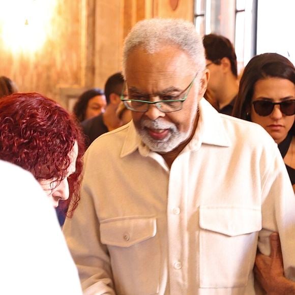 Gilberto Gil estava visivelmente emocionado no velório de Nana Caymmi