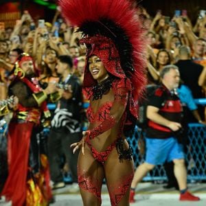 Iza mostrou todo seu samba no pé como Rainha da Imperatriz Leopoldinense