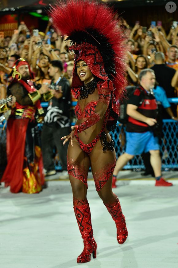 Iza mostrou todo seu samba no pé como Rainha da Imperatriz Leopoldinense