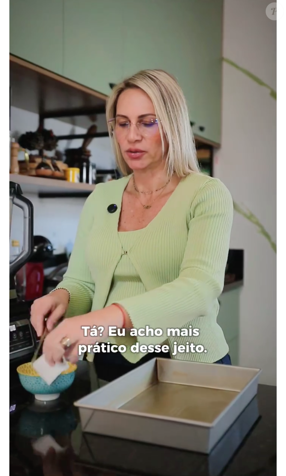 Leve a massa do bolo de mandioca a uma forma untada e asse a 160ºC por aproximadamente 50 minutos