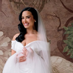 Além de Miley Cyrus, vestido de noiva de Demi Lovato também tem forte ligação com Hailey Bieber. Entenda!