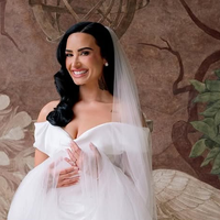 Além de Miley Cyrus, vestido de noiva de Demi Lovato também tem forte ligação com Hailey Bieber. Entenda!