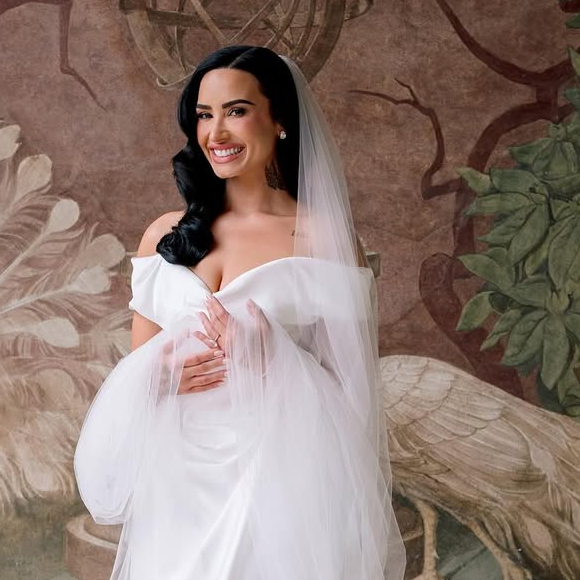 Vestido de noiva de Demi Lovato tem ligação com Miley Cyrus que prova que a conexão Disney é forte