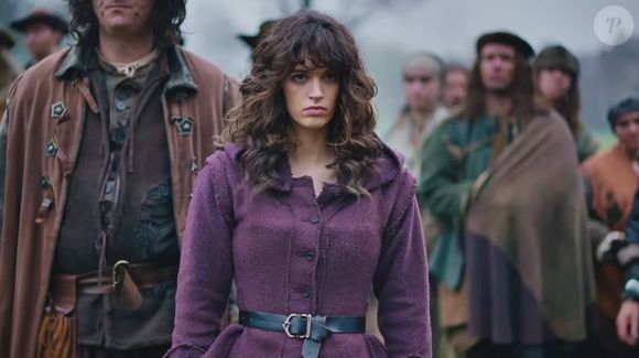 Balaban se envolve com Glória (Greta Ferro), uma jovem misteriosa, determinada e corajosa que desafia as convenções da época.