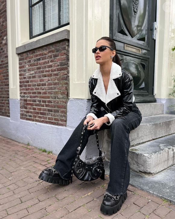 Suéteres, casacos de couro, coletes de pelúcia, botas e acessórios como lenços são ótimas opções para criar looks estilosos e quentinhos.