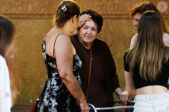 No final da missa, irmã e viúva de Gerson Brenner se consolaram