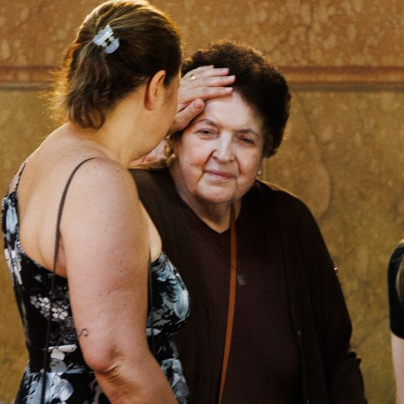 No final da missa, irmã e viúva de Gerson Brenner se consolaram