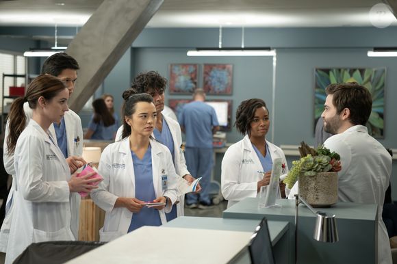 Com cortes no orçamento, 'Grey’s Anatomy' reduz episódios e perde mais dois personagens do elenco.