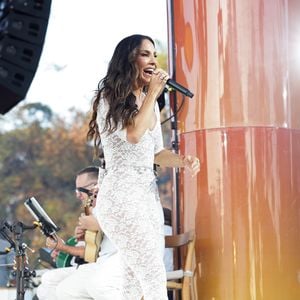 Ivete Sangalo ousou no look para o ‘Ivete Clareou’: macacão de renda branca, transparência e muito brilho