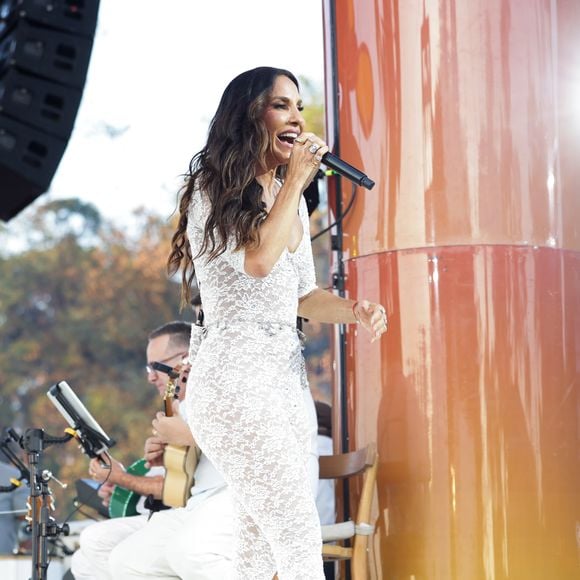 Ivete Sangalo ousou no look para o ‘Ivete Clareou’: macacão de renda branca, transparência e muito brilho