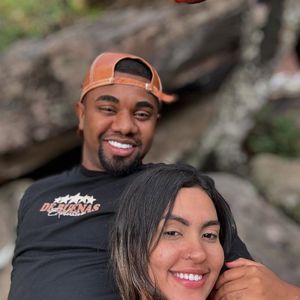 Davi Brito oficializou namoro com a cirurgiã-dentista Adriana Paula