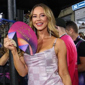 Paolla Oliveira esteve presente na Sapucaí nesta segunda-feira (03) e madrugada de terça (04)