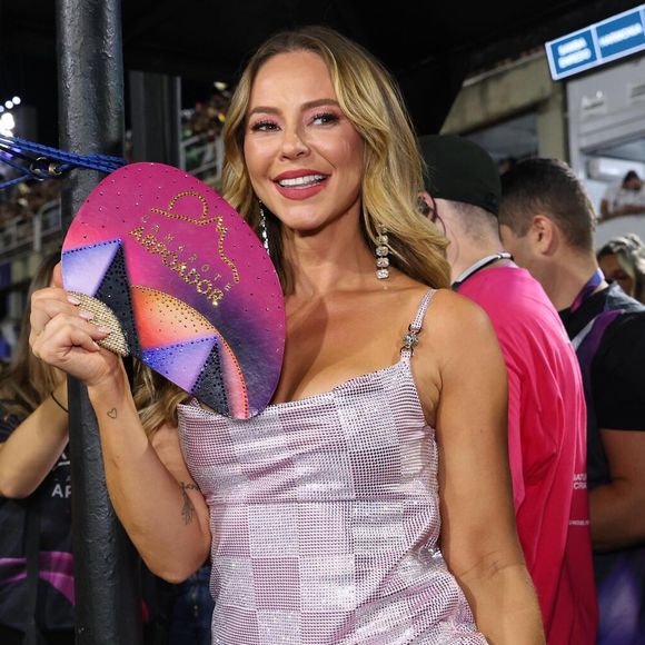 Paolla Oliveira esteve presente na Sapucaí nesta segunda-feira (03) e madrugada de terça (04)