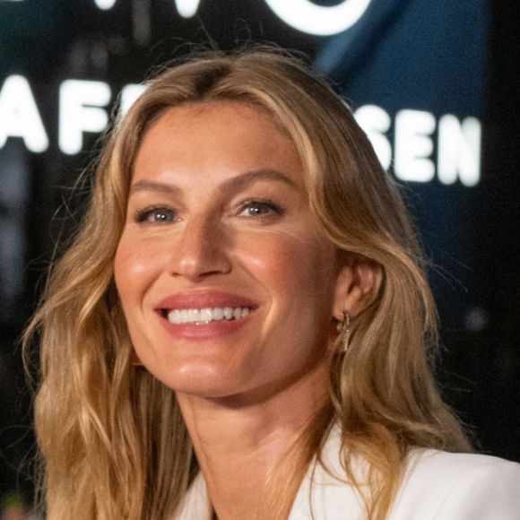Segundo informações divulgadas pelo TMZ, Gisele Bündchen se casou em segredo com Joaquim Valente, instrutor de jiu-jitsu e pai de seu terceiro filho. A modelo ainda não se pronunciou sobre o assunto