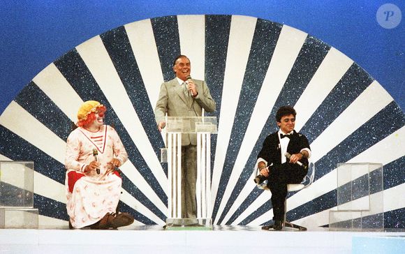 J.Silvestre deixou o SBT brigado e se transferiu para a Band; com isso, o 'Show Sem Limite' em um primeiro momento foi apresentado por Murilo Néri