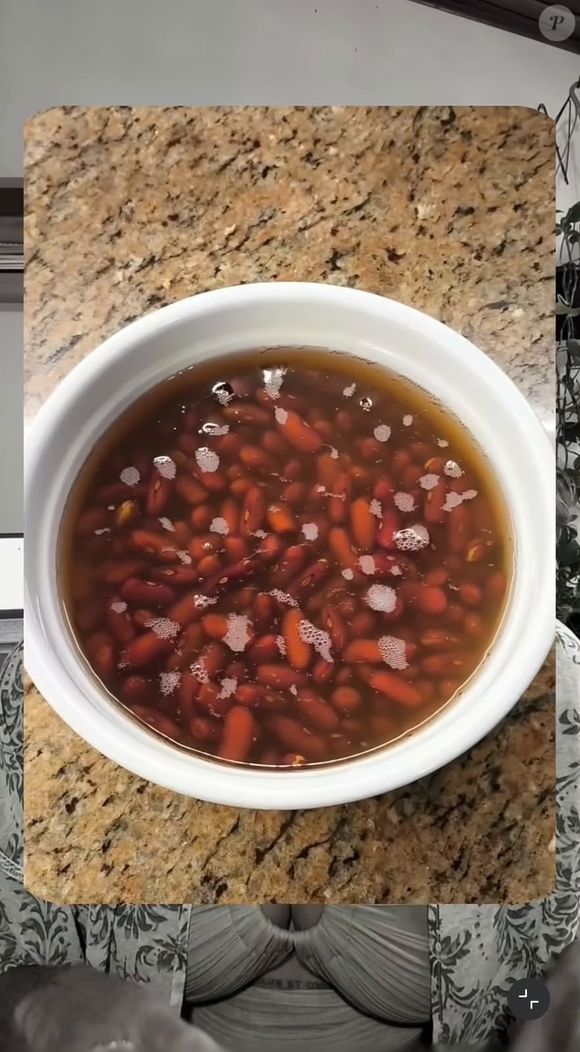 A receita caseira de feijão vermelho foi apresentada por Kariny Elias como uma alternativa natural para quem deseja fortalecer os cabelos, especialmente ao falar sobre casos de alopecia ou eflúvio