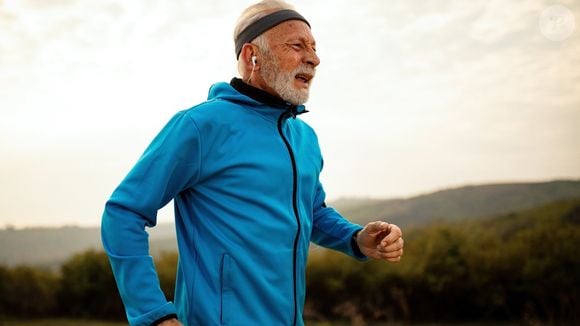 Segundo o personal trainer José Ruiz, caminhar traz melhorias na capacidade cardiovascular, menos fadiga e mais facilidade para realizar tarefas que antes eram difíceis, como subir escadas ou prolongar uma caminhada sem ficar ofegante