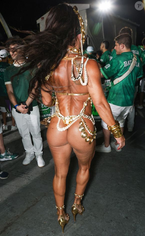 Viviane Araujo também exibiu o bumbum torneado em evento de Carnaval