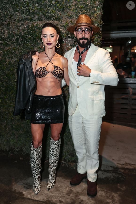 Thayla Ayala zerou o game vestindo um look de Bebel, de 'Paraíso Tropical'! Renato Goés também mirou em algo parecido com o Sinhozinho de 'Roque Santeiro'; veja o look do casal