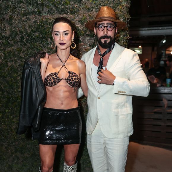 Thayla Ayala zerou o game vestindo um look de Bebel, de 'Paraíso Tropical'! Renato Goés também mirou em algo parecido com o Sinhozinho de 'Roque Santeiro'; veja o look do casal