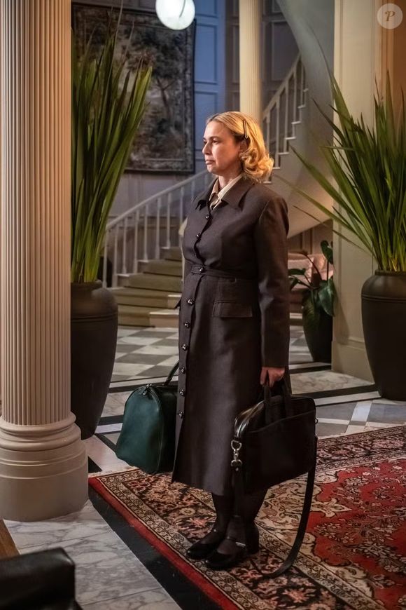 Helga é a nova cuidadora contratada para cuidar de Josefa (Arlete Salles) após o sumiço de Claudia (Lorrana Mousinho), que sumiu após ser atropelada