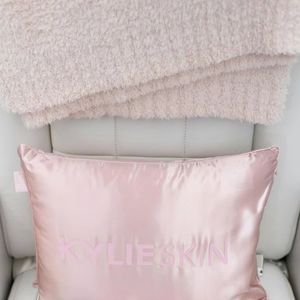 Detalhes do interior do avião de Kylie Jenner mostram itens personalizados, como iniciais bordadas e kits exclusivos