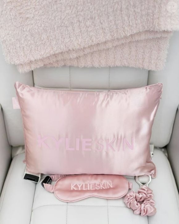 Detalhes do interior do avião de Kylie Jenner mostram itens personalizados, como iniciais bordadas e kits exclusivos