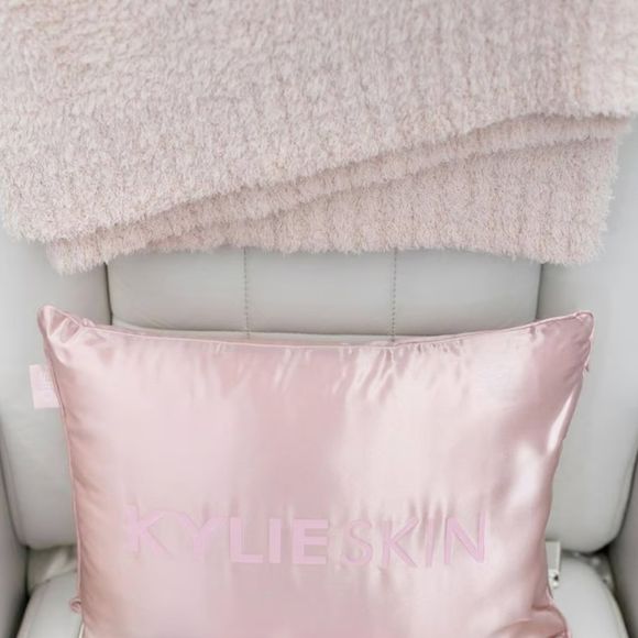 Detalhes do interior do avião de Kylie Jenner mostram itens personalizados, como iniciais bordadas e kits exclusivos