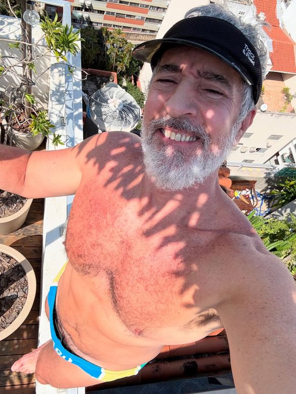 Em uma delas, Marcelo Brou enlouqueceu o público com um quase nude em sua sunga