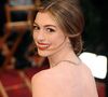 2011: com mechas loiras, Anne Hathaway valorizou sua beleza em um evento nos EUA