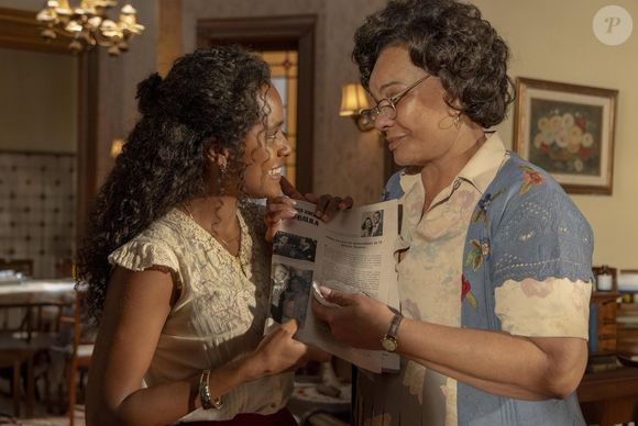 Novela 'Garota do Momento': Carmen confecciona a roupa para Beatriz usar no concurso de beleza.