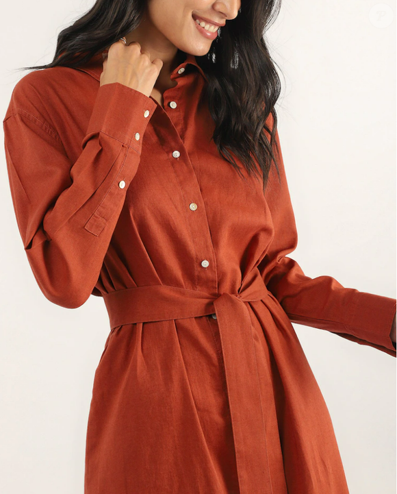 Com modelagem confortável e cintura marcada, o vestido da Riachuelo surge como uma alternativa moderna para quem deseja fugir dos tradicionais tons escuros