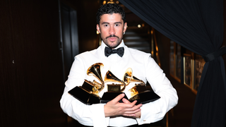 Hoje vencedor do Grammy e atração do Super Bowl, Bad Bunny era fã de Xuxa na década de 90 e vestiu look de Sasha em revista de moda. Veja!