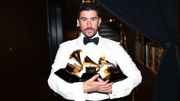 Hoje vencedor do Grammy e atração do Super Bowl, Bad Bunny era fã de Xuxa na década de 90 e vestiu look de Sasha em revista de moda. Veja!