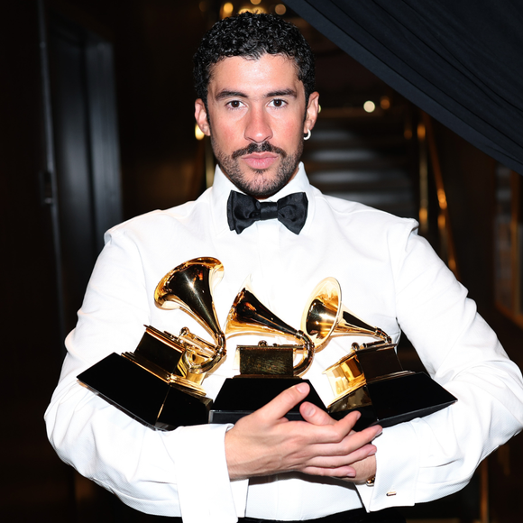 Hoje vencedor do Grammy e atração do Super Bowl, Bad Bunny era fã de Xuxa na década de 90 e vestiu look de Sasha em revista de moda. Veja!