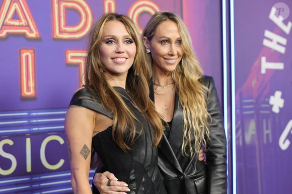 Mãe de Miley Cyrus revela que começou a treinar após recomendação de sua terapeuta