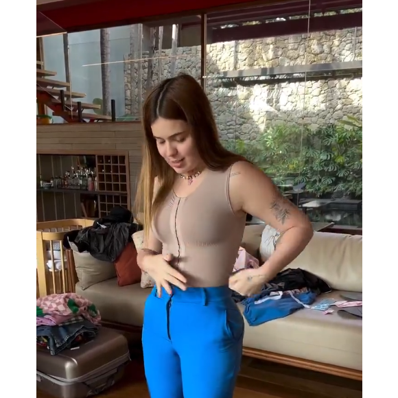 “Eu não teria chegado nesse estado sem a cirurgia, porque estava com muita pele solta. Então é bom que vocês saibam que foi a cirurgia mesmo, foi o milagre das plásticas”, disse a ex-BBB com franqueza.