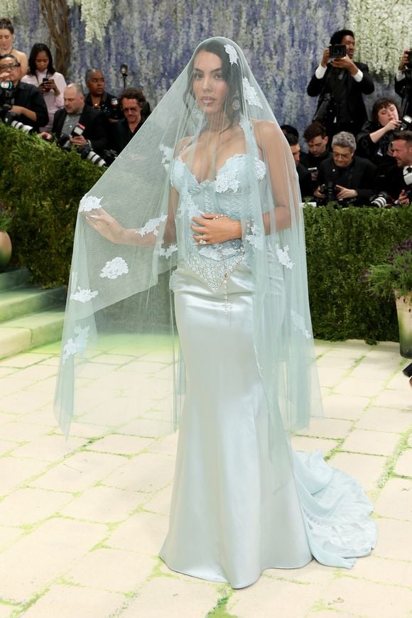 A noiva do jogador Cristiano Ronaldo, Georgina Rodríguez, marcou presença no Met Gala 2026 com um look sensual sob um véu em tom de verde menta claro