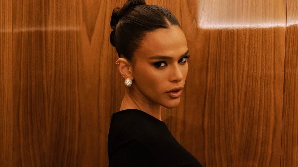 Bruna Marquezine leva fenda no limite vestido grifado de R$ 17 mil. Fotos!