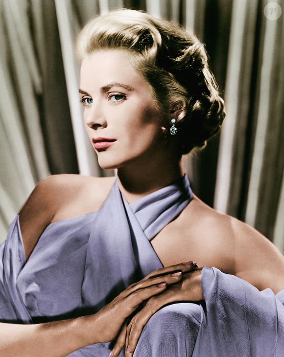 Modelo envernizado da Arezzo resgata elegância vintage associada ao estilo icônico de Grace Kelly